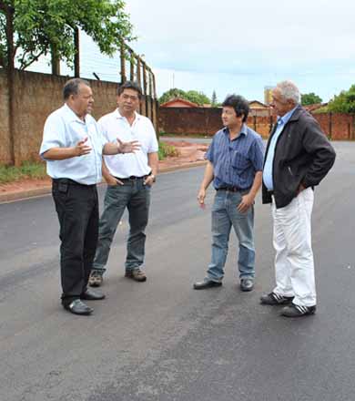 Prefeito e vereadores visitam obras de pavimentação asfáltica no Distrito Industrial