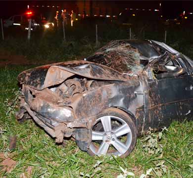 Motorista se fere e pick-up fica com a frente destruída após capotamento