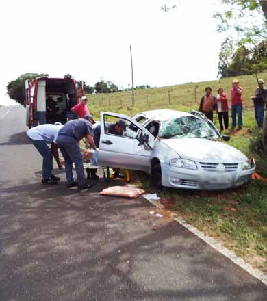 Motorista de 71 anos perde o controle da direção e capota veículo no Campinho