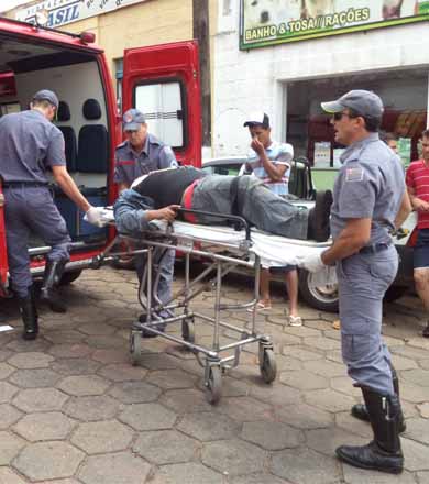 Motociclista fratura a clavícula após ser colidido por carro e arremessado contra outro