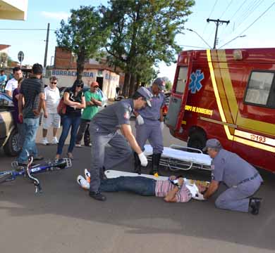 Motorista abre a porta e atinge ciclista na Avenida Siqueira Campos