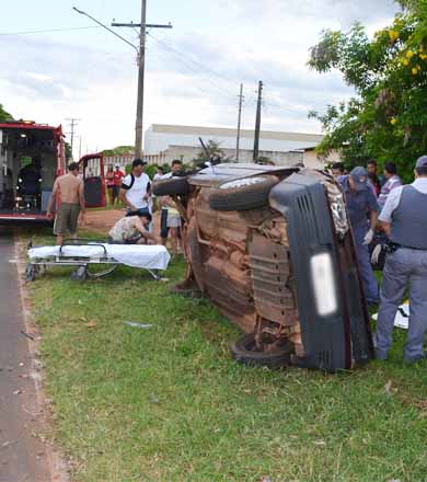 Capotamento faz passageira ser arremessada para fora do carro em Paraguaçu