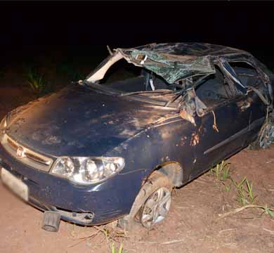 Veículo capota em vicinal e deixa três pessoas feridas