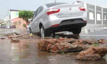 Tempestade de granizo causa destruição em Marília