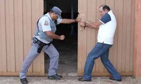 Mulher se passa por filha e ajuda polícia a prender suspeito de pedofilia em Ourinhos