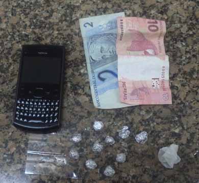 Adolescente é apreendido após ser flagrado pela PM retirando droga debaixo de caçamba