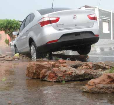 Tempestade de granizo causa destruição em Marília