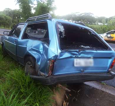 Caminhão rodopia na rodovia e ocasiona acidente envolvendo outros dois veículos