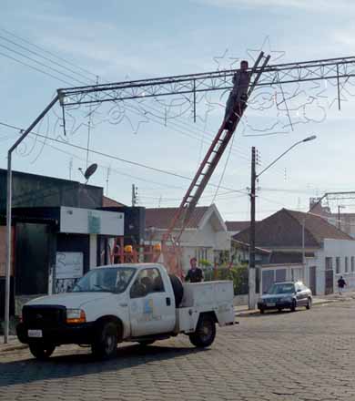 Prefeitura Municipal inicia instalação de enfeites natalinos na área central de Paraguaçu