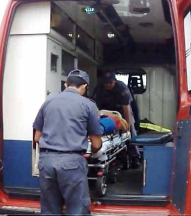 Celta é colidido na traseira por outro carro e arremessado em direção a um caminhão