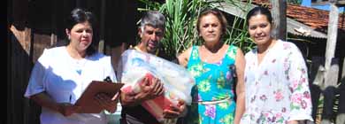 Moradores do bairro rural Cervinho recebem doações de mantimentos
