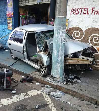 Carro fica destruído após motorista invadir calçada e colidir em poste em Assis