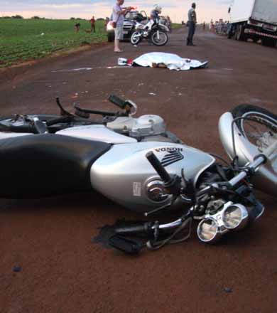 Motociclista tem perna decepada e morre após colidir frontalmente com caminhão