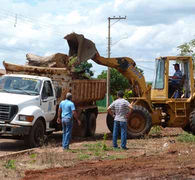 Prefeitura realiza limpeza na Roseta após vendaval que deixou rastro de destruição