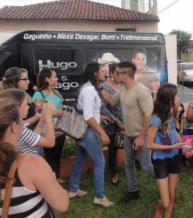 Hugo e Tiago lançam CD ao vivo na Radiativa FM