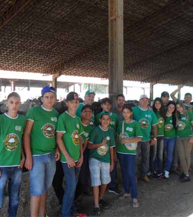 Integrantes do Jovem Agricultor do Futuro visitam Fazenda Novamérica