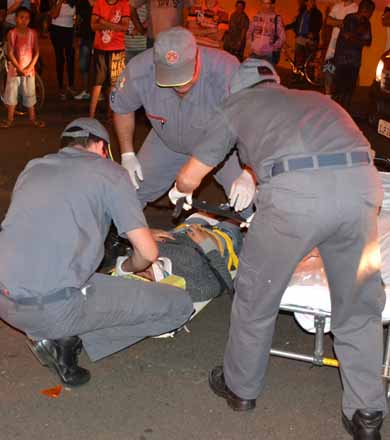 Motociclista fratura a perna após ser colidida por carro