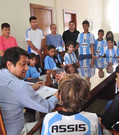 Atletas do futebol da Autarquia Municipal de Esportes se reúnem com Prefeito Ricardo Pinheiro