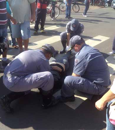 Carro é colidido na traseira ao reduzir velocidade na Avenida Siqueira Campos
