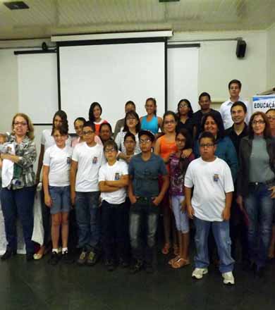Prefeitura de Paraguaçu entrega de óculos aos alunos da rede municipal de Educação