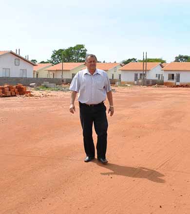 Ediney visita obras do Conjunto Habitacional