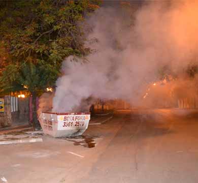 Vândalos ateiam fogo em caçamba no centro de Paraguaçu Paulista
