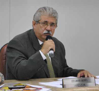 Vereador Arlindo do Raio X alerta para falta de sinalização no final da J.V.