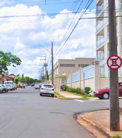 Para melhorar o trânsito Prefeitura realiza ações em Rua do Centro