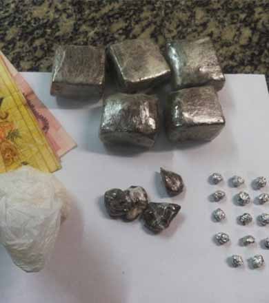 Homem tenta fugir da Força Tática, mas é preso e autuado por tráfico de drogas