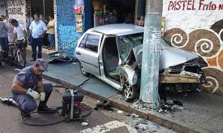 Carro fica destruído após motorista invadir calçada e colidir em poste