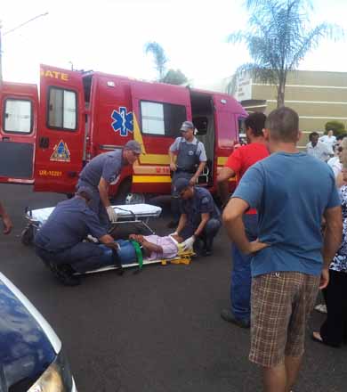 Motociclista fica ferido ao ser colidido por carro em cruzamento de ruas