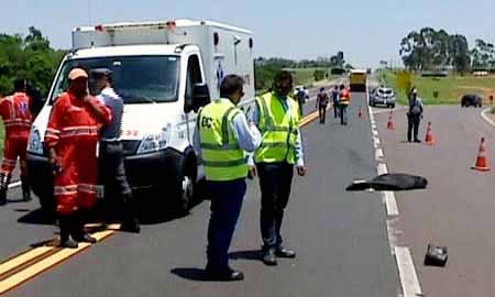 Idosa morre atropelada por caminhão ao tentar atravessar a Raposo Tavares