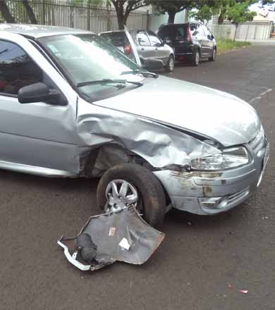 Motorista perde o controle e bate em carro que estava estacionado