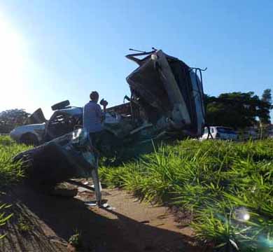Grávida morre em acidente envolvendo caminhão e 2 carros na Raposo