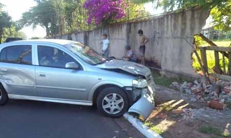 Caminhão intercepta carro que rodopia, invade calçada e colide em muro do PTC