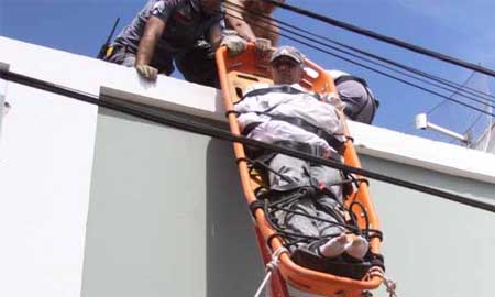 Pintor sofre descarga elétrica de 13 mil volts e pega fogo, mas sobrevive