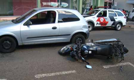 Entregador colide contra carro e se fere na Marechal Deodoro, em Assis