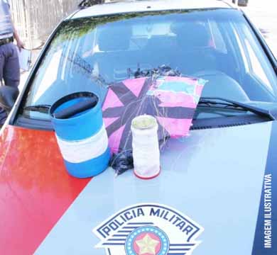 Policial em serviço se envolve em acidente ao enroscar pescoço em linha de pipa