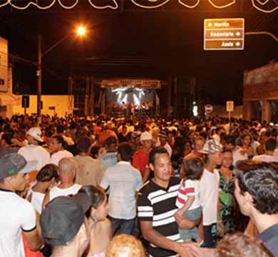 Reveillon terá show, brindes e queima de fogos