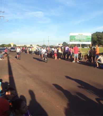 Mais de 4 mil pessoas fazem fila para agendamento obrigatório das inscrições das moradias populares