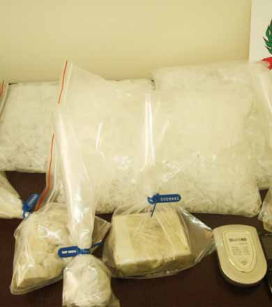 Denúncias levam PM a apreender várias porções de maconha com adolescente