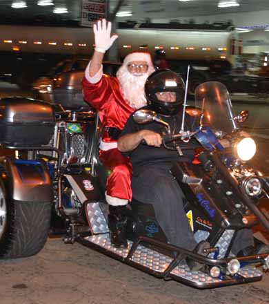 Papai Noel chega de triciclo e faz a alegria da criançada em Paraguaçu Paulista