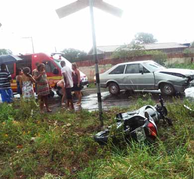 Acidente entre moto e carro em linha férrea deixa um ferido