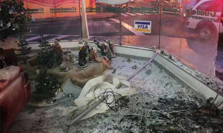 Curto-circuito em pisca-pisca causa incêndio em loja de móveis em Assis