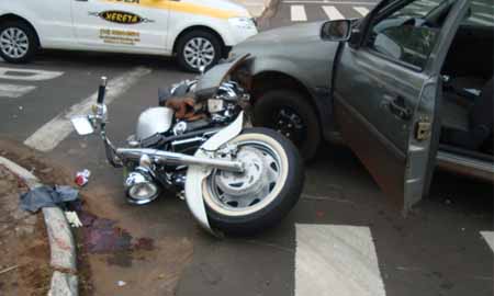 Motociclista fica ferido após ser colidido por carro no centro de Assis