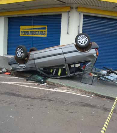 Carro bate de frente, capota e fica com as rodas para cima