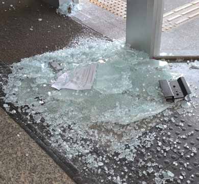 Vidro da porta da agência do Banco do Brasil amanhece estourado
