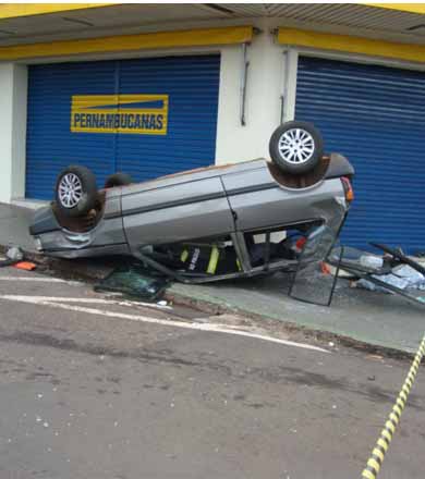 Carro bate de frente, capota e fica com as rodas para cima