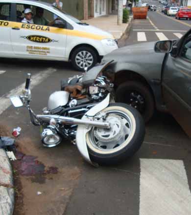 Acidente no centro da cidade deixa motociclista ferido