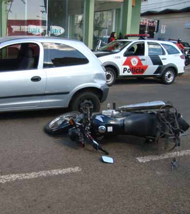 Entregador colide contra carro e se fere na Marechal Deodoro